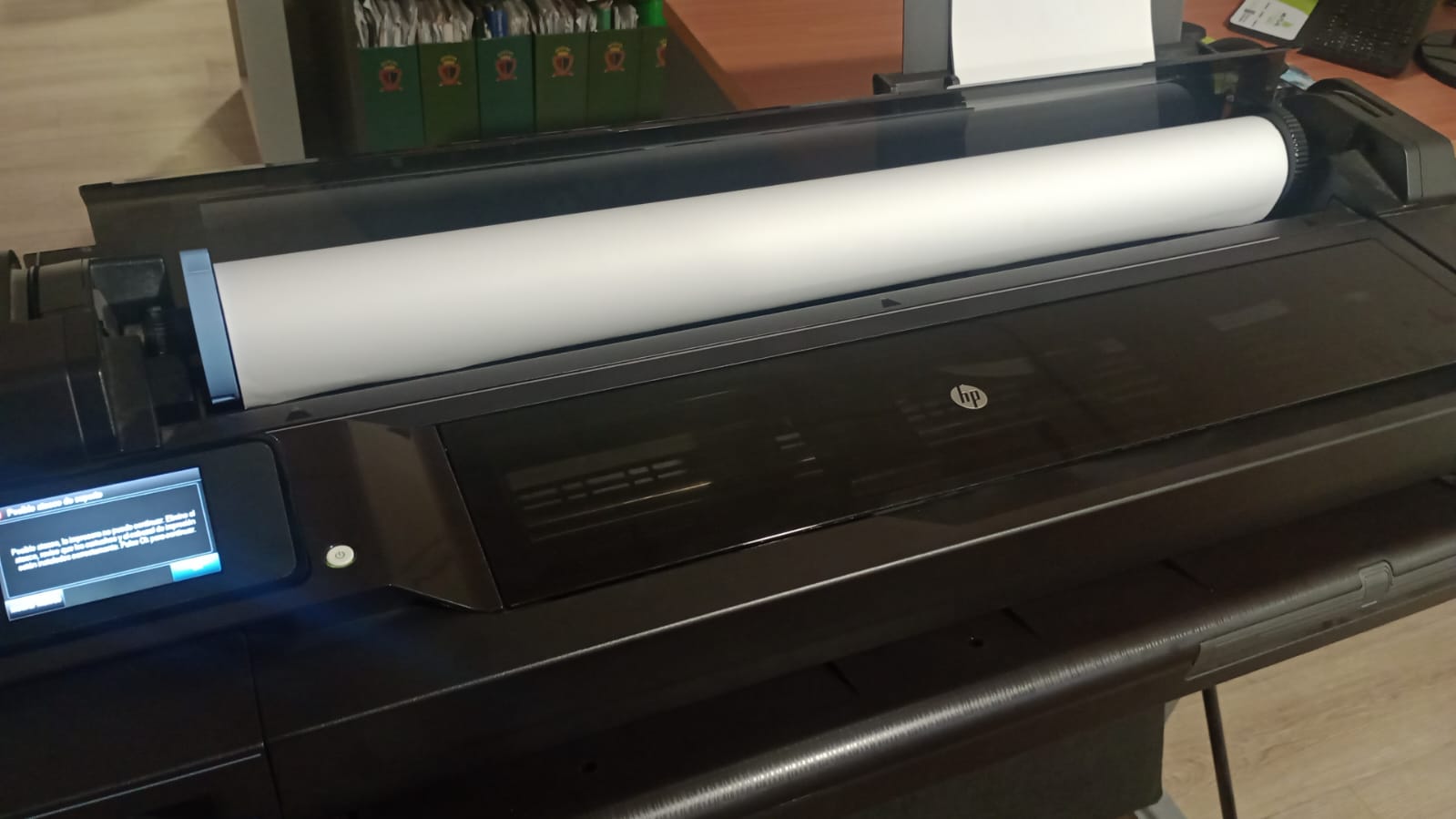 Vista frontal del plotter HP Designjet T520