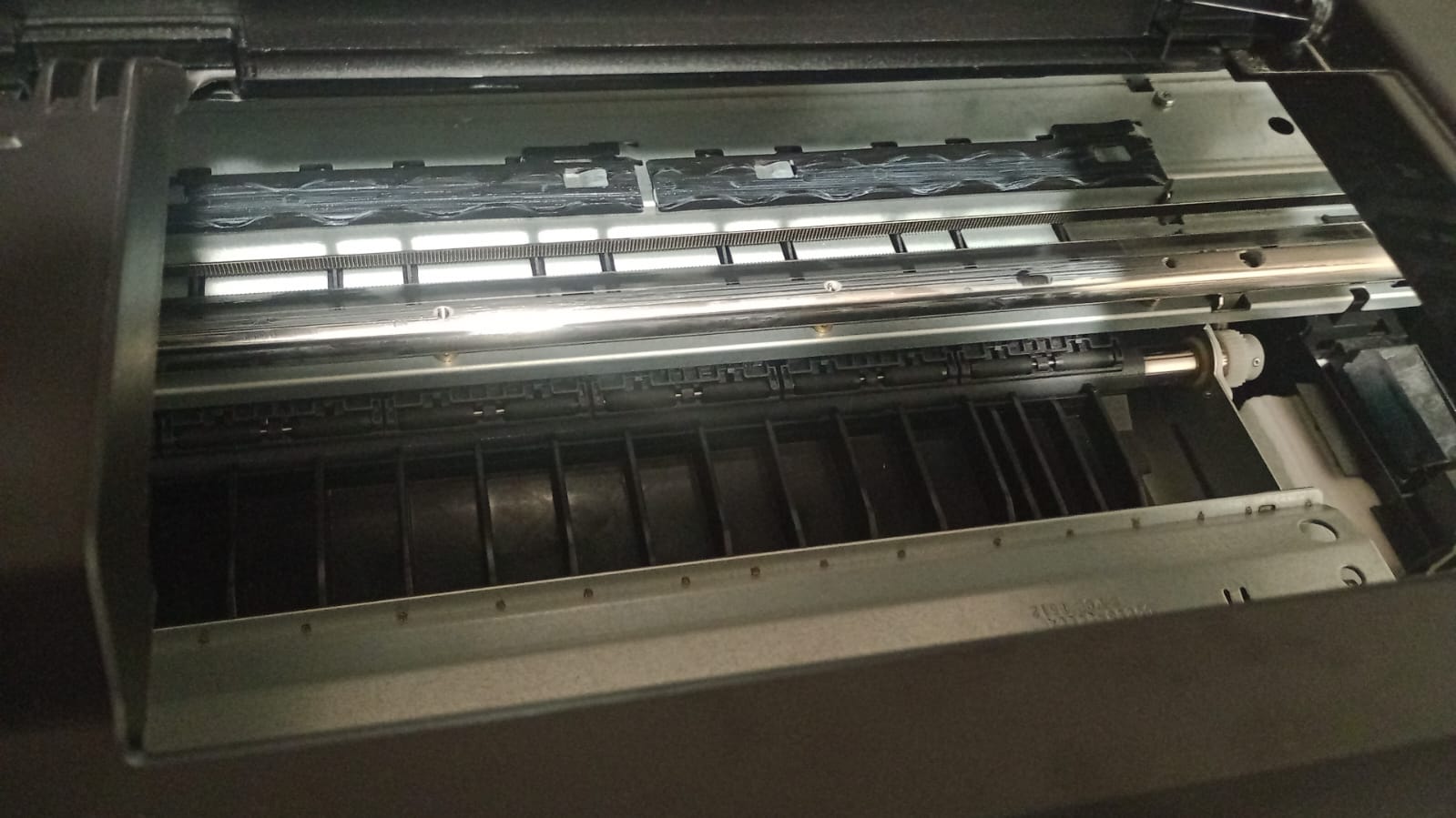 Detalle técnico de reparación del plotter
