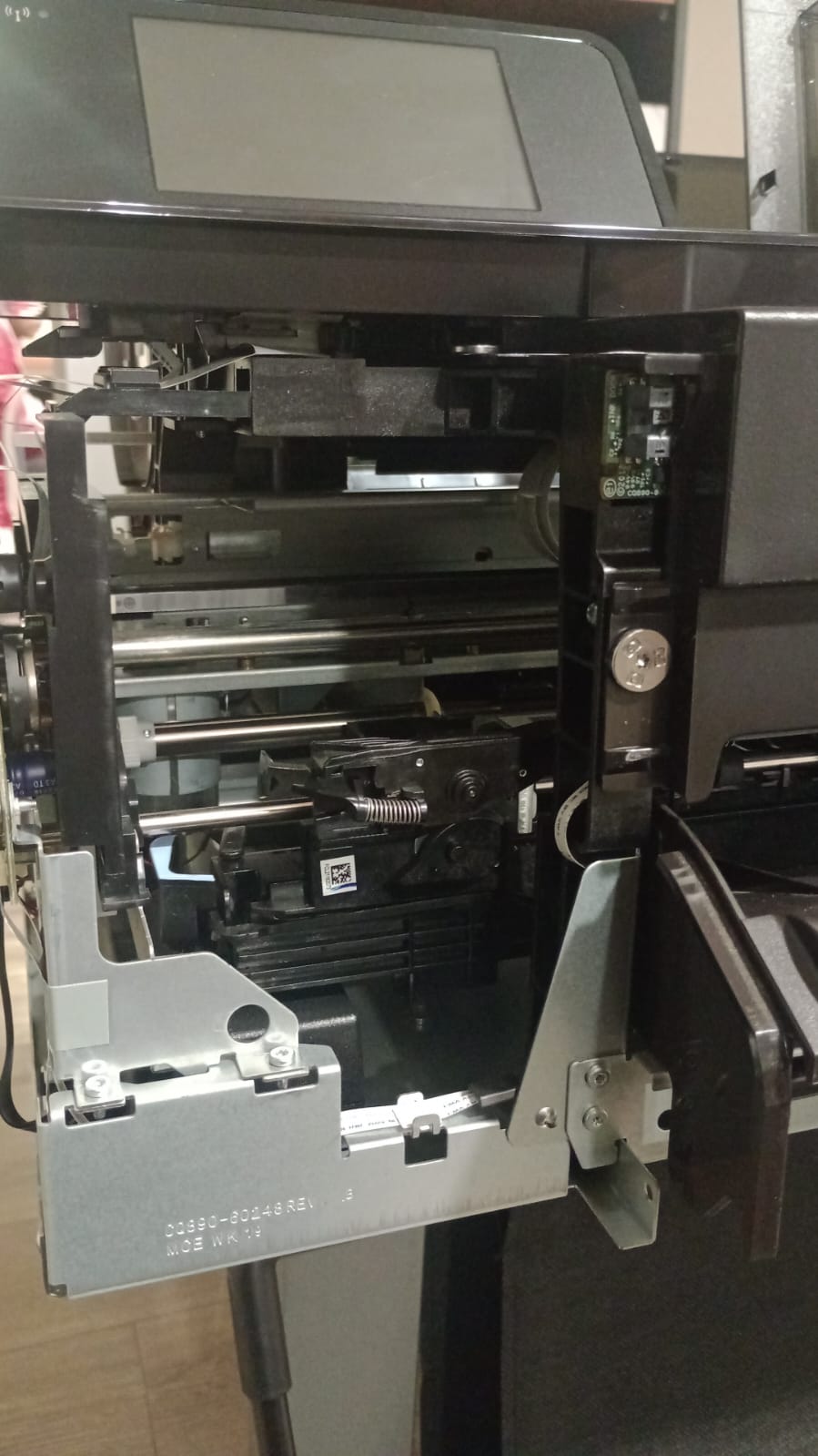 Otra vista del plotter durante la reparación